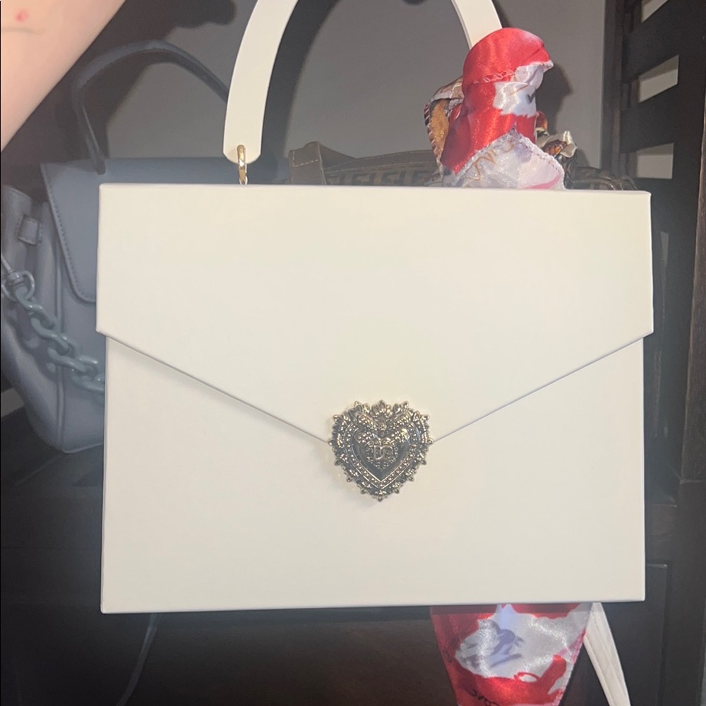 Elegant White Handbag with Gold Accent - Picture 3 of 8